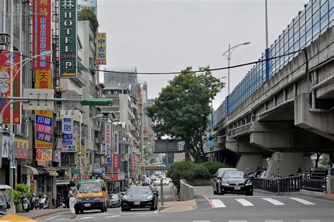 橋上的房子|我家住在高架橋旁 好近、好吵、好難繞 